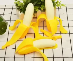 Squishy banana con cáscara